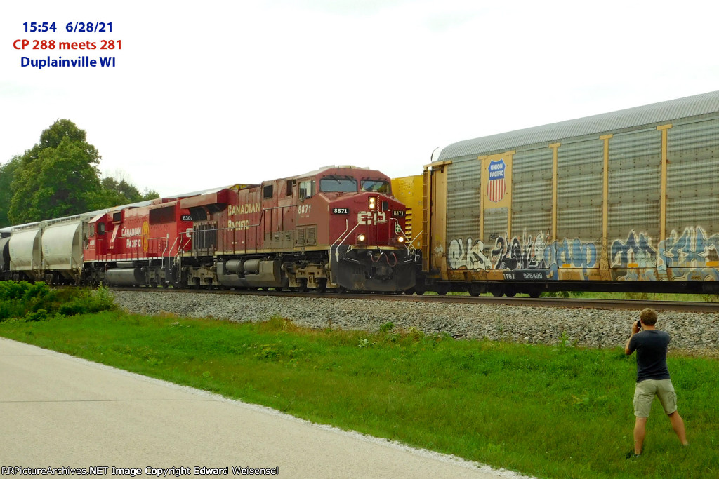 8871 leads 288 east with 281 rolling west